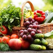 download (10) Cesta de frutas e verduras frescas compradas na feira.