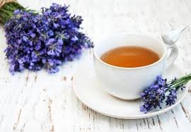 download (11) Chá de lavanda em xícara branca com flores roxas frescas