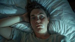 download (11) pessoa deitada com olhar pensativo antes de dormir