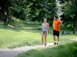 download (12) Pessoa caminhando em parque ao ar livre para reduzir o risco de AVC.