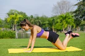 download (12) mulher fazendo flexão modificada com joelhos apoiados no chão