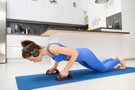 download (12) pessoa fazendo flexão de braços em casa sobre um tapete de treino