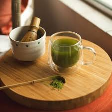 download (12) Xícara de matcha com espuma e utensílios japoneses
