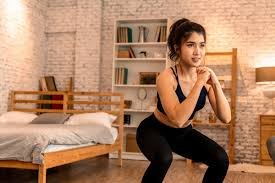 download (13) mulher realizando agachamento alternado em ambiente doméstico