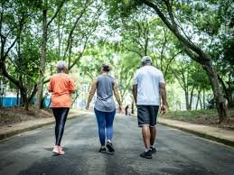 download (13) caminhada com elevação de joelho ao ar livre