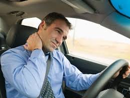 download (14) Pessoa dirigindo com uma das mãos massageando a outra, sentindo leve formigamento