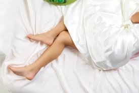 download (15) pernas levemente tremendo enquanto a pessoa está deitada