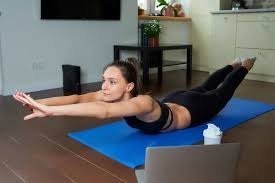 download (15) pessoa fazendo exercício de superman no tapete de treino