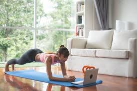 download (17) Mulher fazendo agachamento em casa durante treino de corpo inteiro