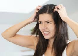 download (17) Pessoa coçando o couro cabeludo com as pontas dos dedos