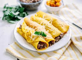 download (18) panquecas de abóbora com canela servidas em prato branco.