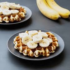 download (2) waffle integral servido com frutas e mel em prato branco