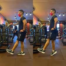 download (21) Pessoa realizando elevação de calcanhar unilateral em degrau, trabalhando panturrilhas