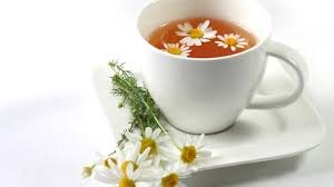 download (21) xícara de chá de camomila com erva-cidreira sobre mesa de madeira