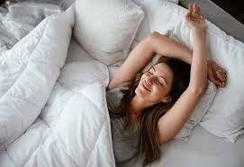 download (22) Pessoa relaxando na cama após acordar no meio da noite.