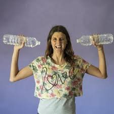 download (24) pessoa usando garrafas d’água como pesos em treino em casa