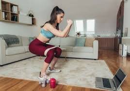 download (25) Mulher fazendo treino de pernas em casa sem impacto.