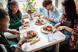 download (25) mesa com pratos variados sem lactose, como frutas, legumes e iogurte vegetal