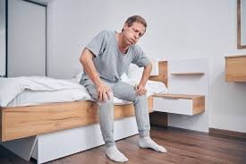 download (25) pessoa se levantando devagar da cama sentindo leve tontura