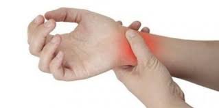 download (27) pessoa observando o inchaço no pulso com a outra mão