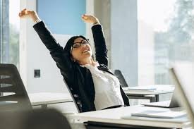 download (29) profissional de escritório fazendo alongamento rápido perto da mesa