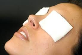 download (3) mulher com olhos fechados aplicando compressa morna para hidratar naturalmente