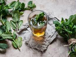 download (31) xícara de chá de carqueja com folhas frescas sobre fundo de madeira