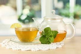 download xícara de chá de hortelã com limão sobre uma mesa após o almoço