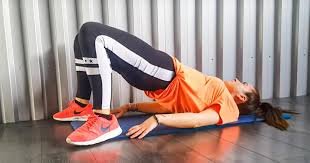 download (4) mulher realizando elevação de quadril unilateral em casa