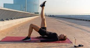 download (5) Mulher realizando ponte de glúteo com uma perna elevada em colchonete