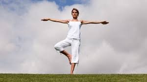 download (5) Mulher em pé sobre uma perna praticando exercícios de equilíbrio.