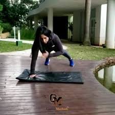 download (5) mulher fazendo prancha com toque de ombro em casa