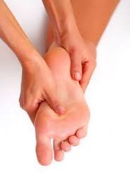 download (6) formigamento no pé sendo massageado