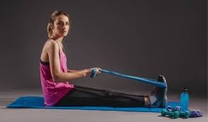 download (6) pessoa fazendo remada com elástico em casa, ambiente iluminado, roupa esportiva confortável.