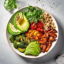 download (7) prato de refeição leve com legumes e copo de água ao lado