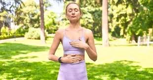 download (7) Mulher respirando fundo após pequeno esforço físico.