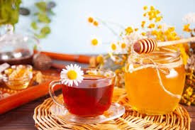 download (8) xícara de chá com ervas mistas coloridas em close