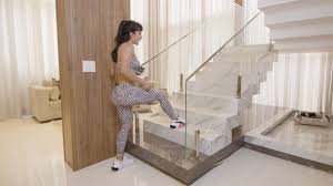 download (9) Mulher fazendo treino funcional com cadeira e escada em casa