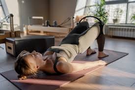 download (9) mulher fazendo exercício de ponte de glúteo em casa