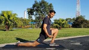 download (9) corredor alongando a panturrilha antes de correr para evitar dores