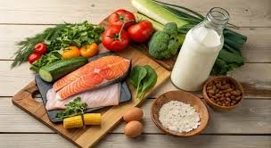 images (1) alimentos ultraprocessados ao lado de opções naturais.