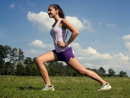images corredor alongando a região do quadril antes do treino de corrida