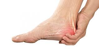 images Pessoa massageando o calcanhar com expressão de dor leve nos pés