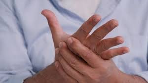 images (2) Mãos sendo massageadas para aliviar dormência e formigamento.