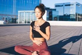 images (2) Mulher fazendo exercício de respiração para aliviar o estresse