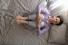 images (3) pessoa alongando a lombar na cama ao acordar