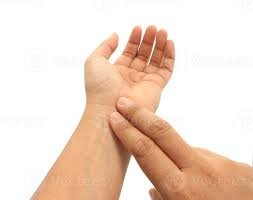 images pessoa verificando o pulso com os dedos no punho