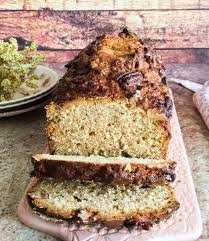 images bolo de banana com aveia e nozes sem açúcar servido em prato rústico.