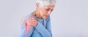 images pessoa com dor no ombro ao levantar o braço.