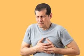 download (1) Pessoa com a mão sobre o peito sentindo dor leve.
